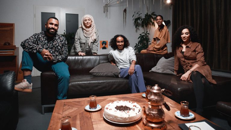 Pilotfolge von „Five Souls“ mit den Gästen Malcom Ohanwe (v.l.n.r.), Yasmin Ayhan, Hadnet Tesfai, Jasmina Kuhne, Nadja Benaissa