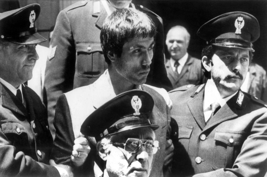 Der Papst-Attentäter Ali Agca wird von Polizisten ins Gefängnis gebracht Foto: picture-alliance / dpa | UPI
