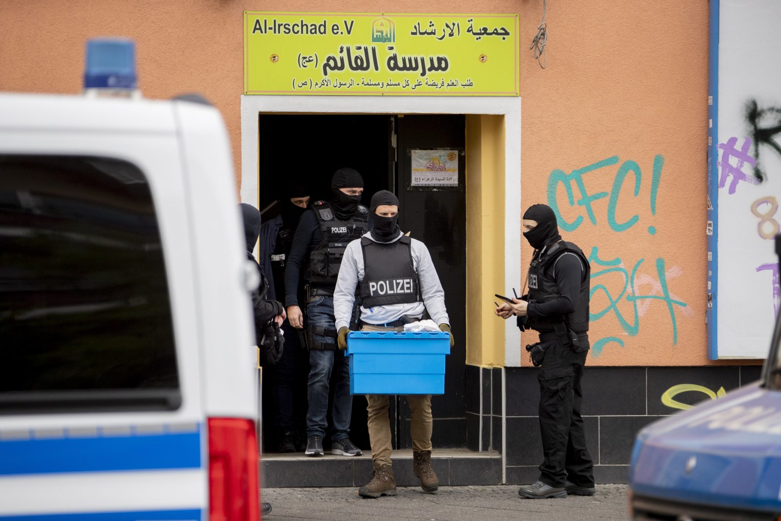 Polizei durchsucht Räume einer Moschee anläßlich des Hisbollah-Verbots im April 2020