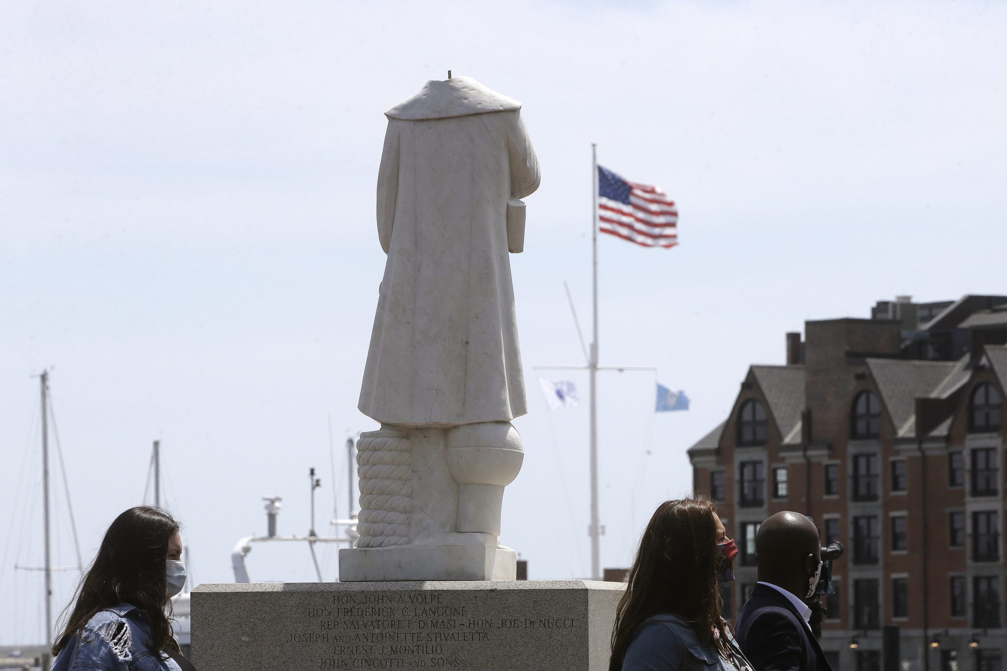 Geköpfte Christoph-Kolumbus-Statue in Boston: Im Zuge der „Black Lives Matters“-Proteste schändeten Unbekannte im Juni 2020 das Denkmal