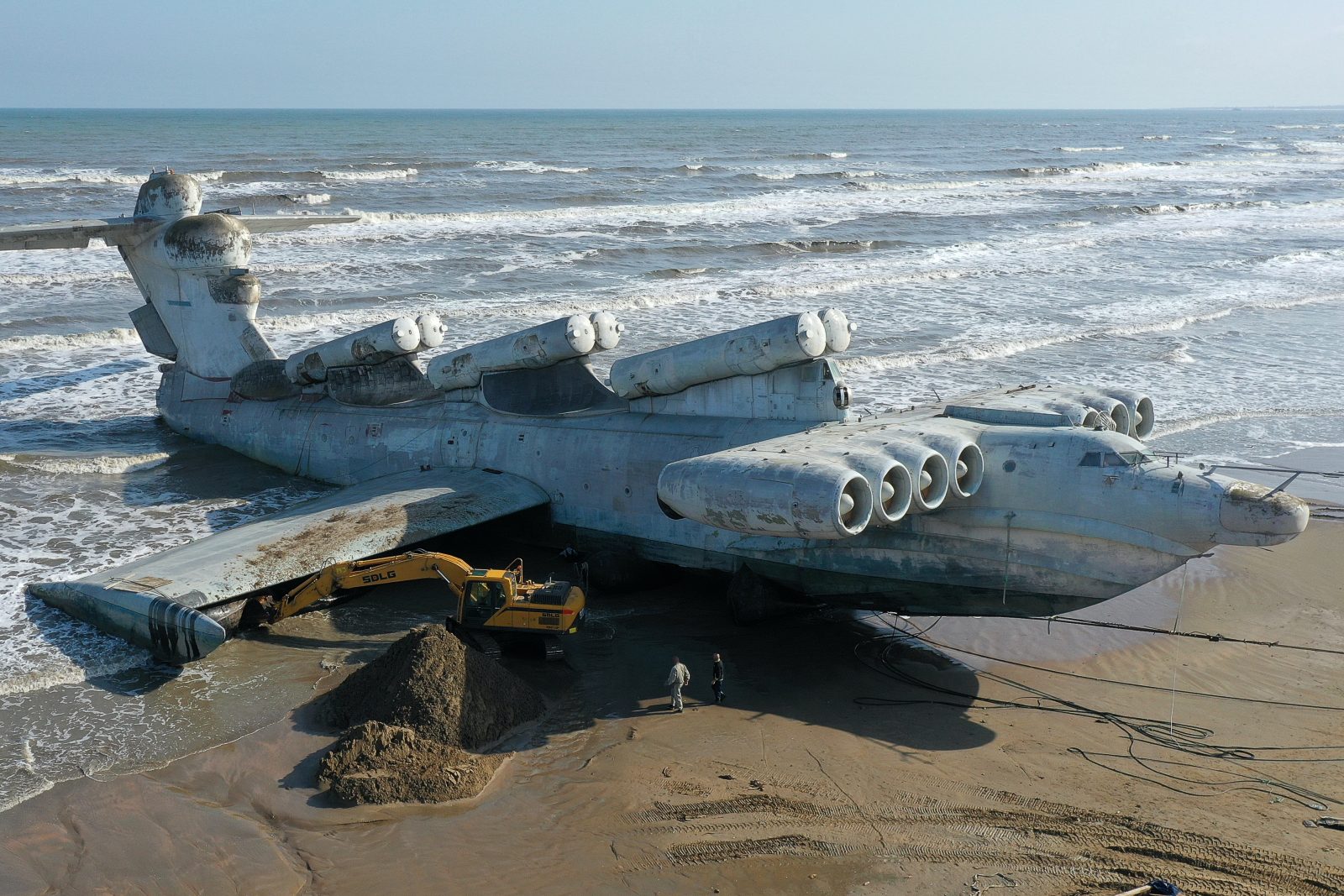 Ekranoplan in Rußland: Einst raste das "Kaspische Seemonster" unter dem Radar übers Kaspische Meer, nun soll es Besucher anlocken Foto: picture alliance/dpa/TASS | Musa Salgereyev