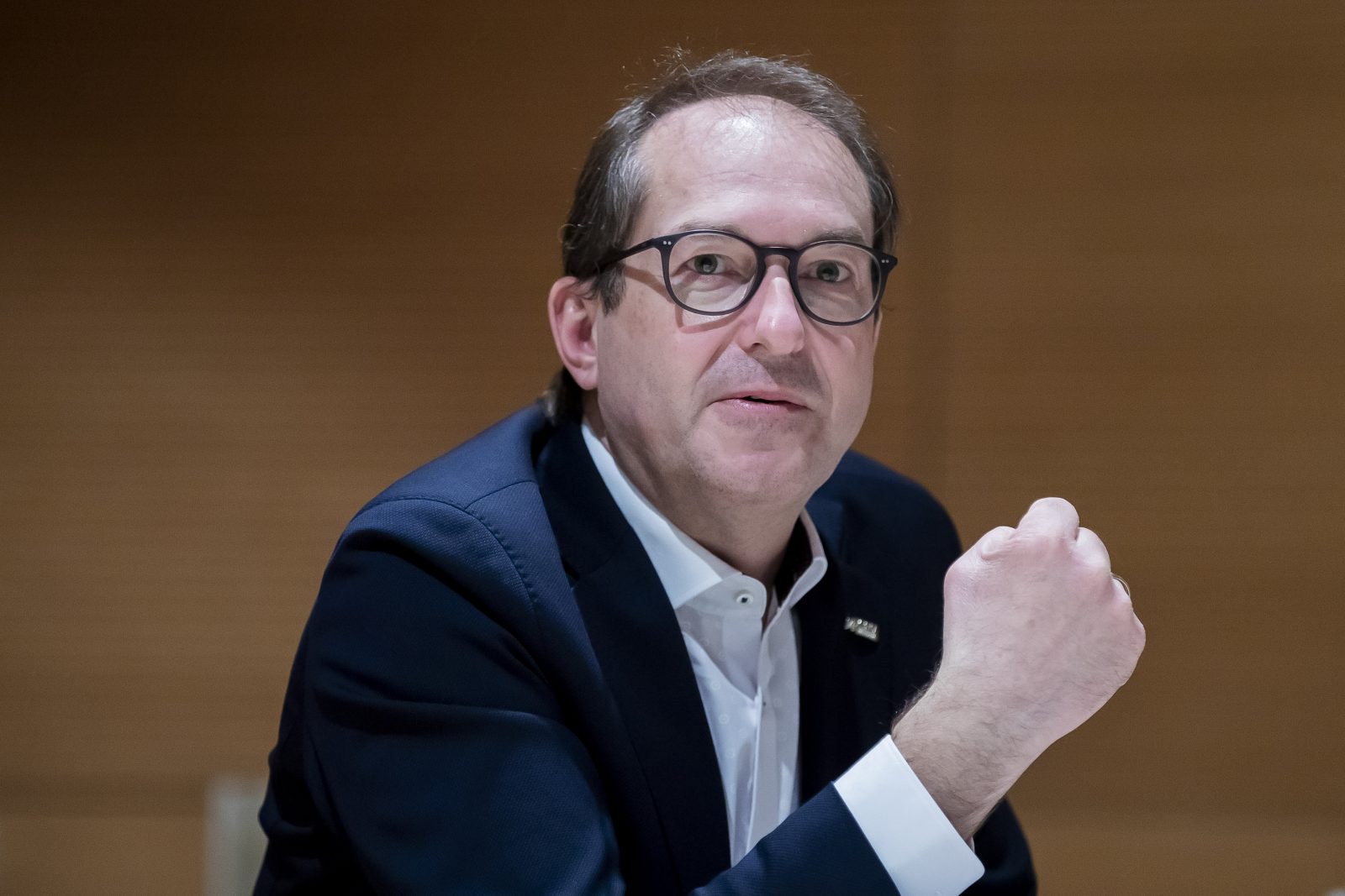Wahlkampfgetöse mit harter Hand: CSU-Landesgruppenchef Alexander Dobrindt fordert die Abschiebung antisemitischer Asylbewerber Foto: picture alliance/dpa | Christoph Soeder