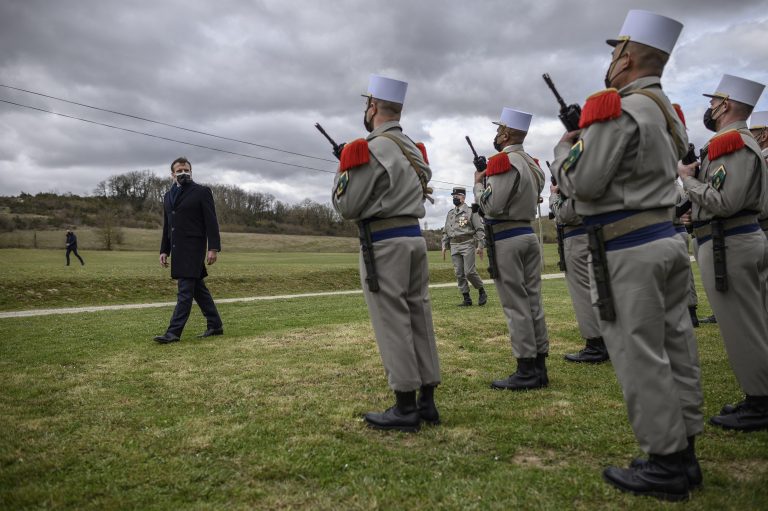 Frankreichs Präsident Emmanuel Macron bei einer Militärzeremonie in Paris