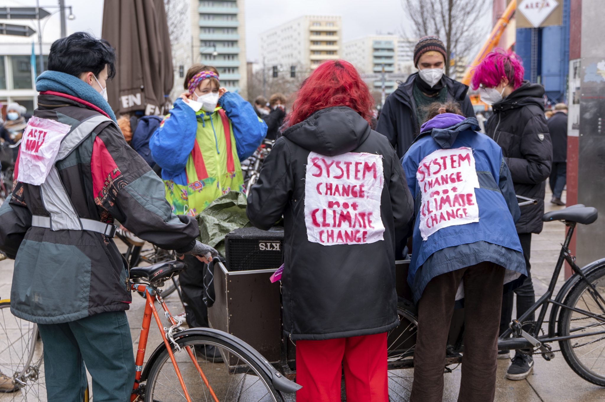 Teilnehmer einer Klima-Demonstration von "Ende Gelände" fordern den Systemwechsel Foto: picture alliance / Geisler-Fotopress | Varvara Smirnova/Geisler-Fotopre