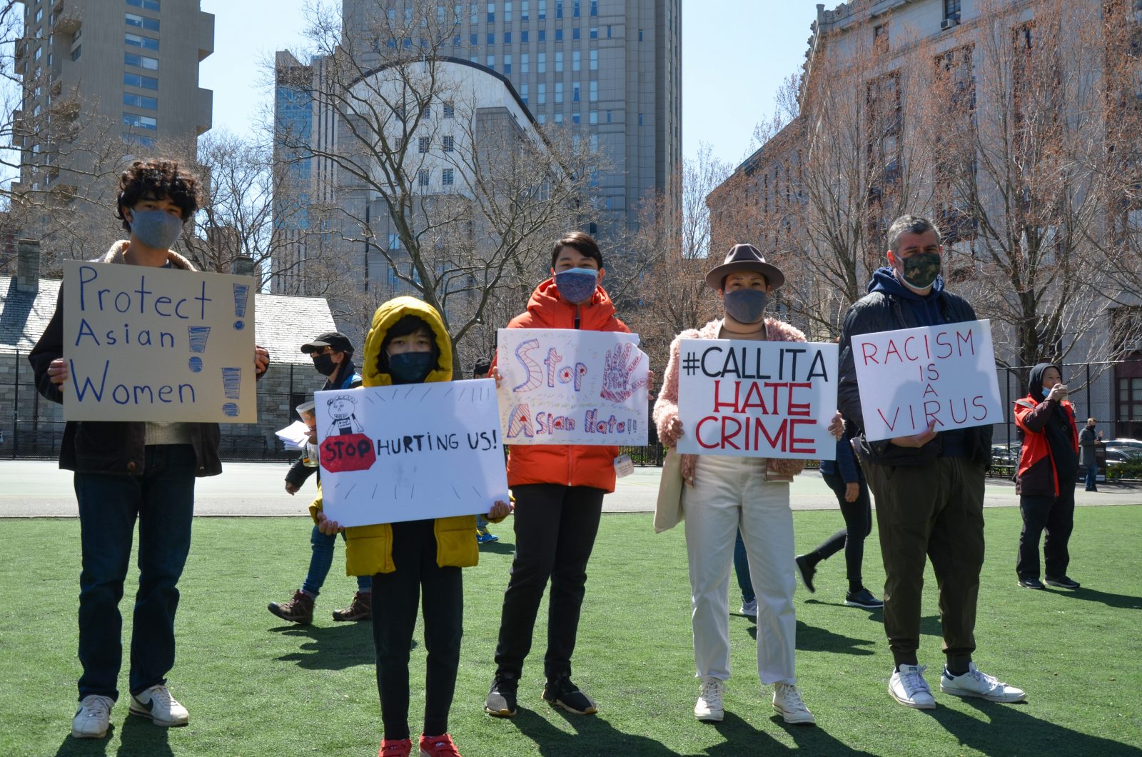 Demonstranten in den USA protestieren gegen Angriffe auf Asiaten Foto: picture alliance / Pacific Press | Ryan Rahman