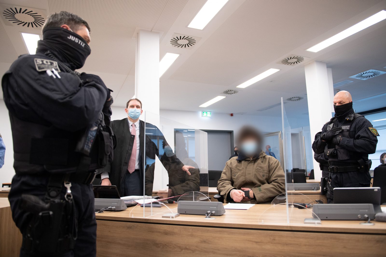 Polizisten bewachen den angeklagten Syrer im Gerichtssaal (Archivbild) Foto: picture alliance/dpa/dpa-Zentralbild/POOL | Sebastian Kahnert