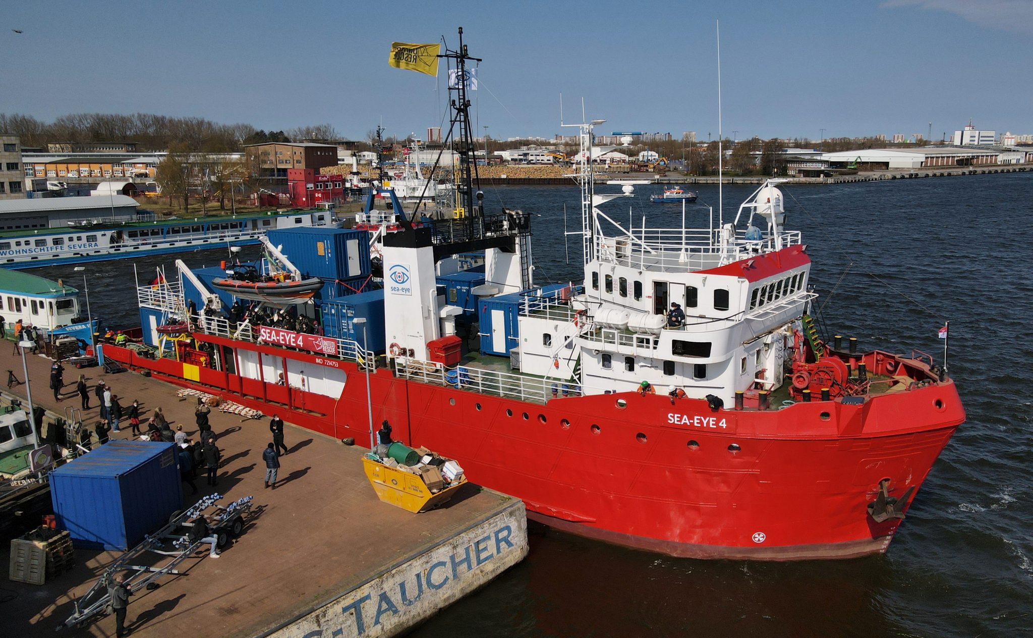 Die „Sea-Eye 4“ legt im April 2021 am Hafen von Rostock ab, um ins Mittelmeer zu fahren