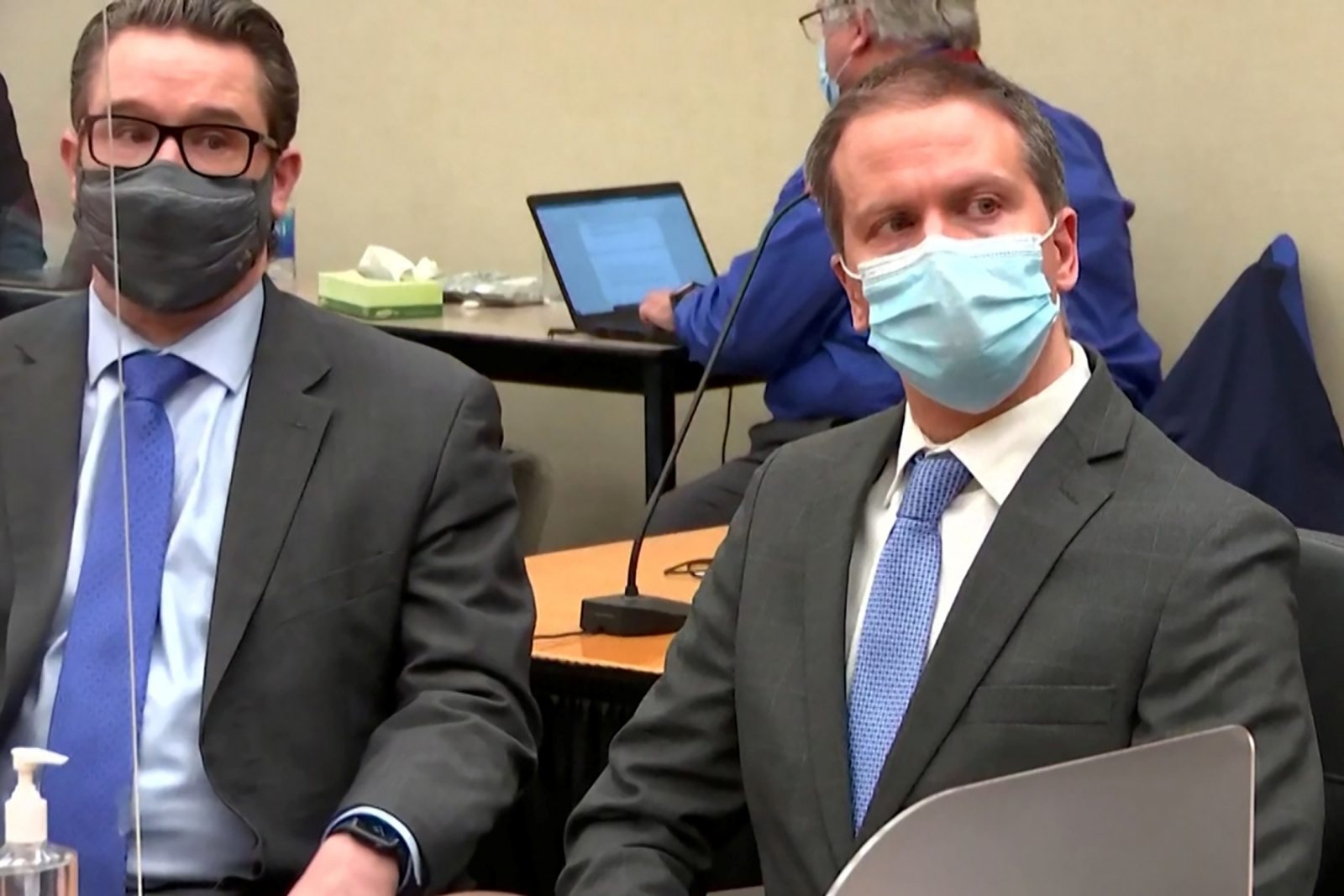 Anwalt Eric Nelson (l.) fordert einen neuen Prozeß für seinen Mandanten Derek Chauvin (r.) Foto: picture alliance / REUTERS | POOL New