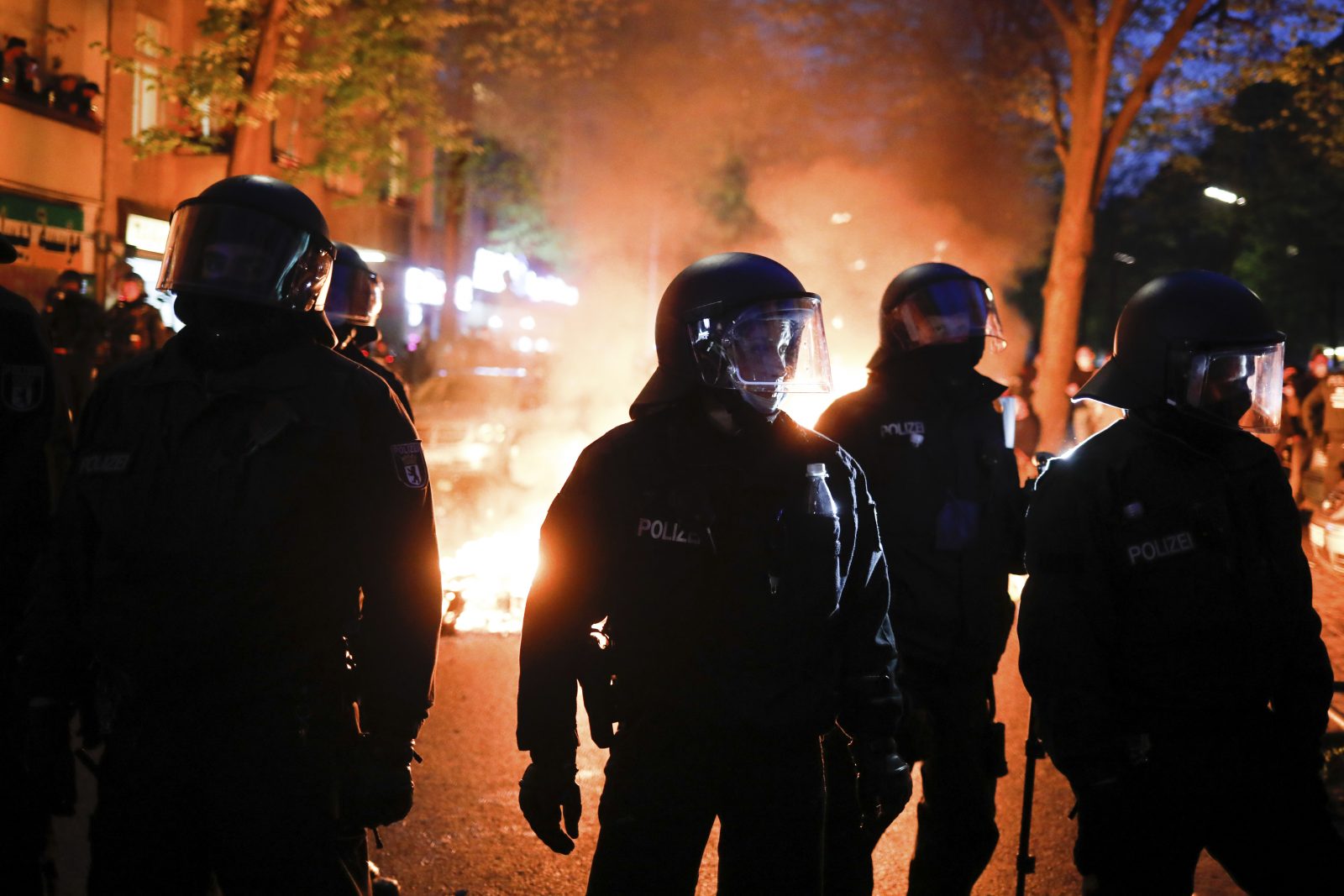 Polizisten vor einer brennenden Barrikade in Berlin: Tausende Linksradikale kamen am Abend des 1. Mai zusammen