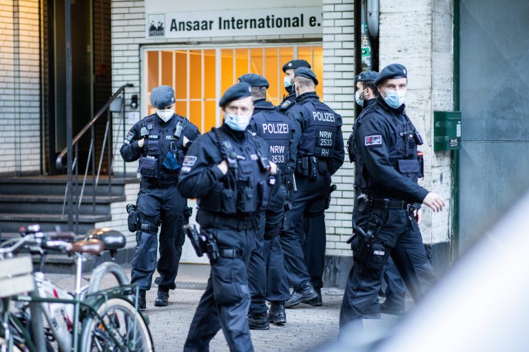 Polizeibeamte stehen vor dem Gebäude des Vereins Ansaar International in Düsseldorf