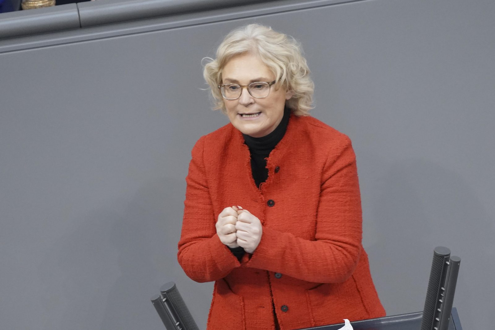 Waffenlieferungen an die Ukraine: Hat Verteidigungsministerin Christine Lambrecht (SPD) vor dem Bundestag die Unwahrheit gesagt?