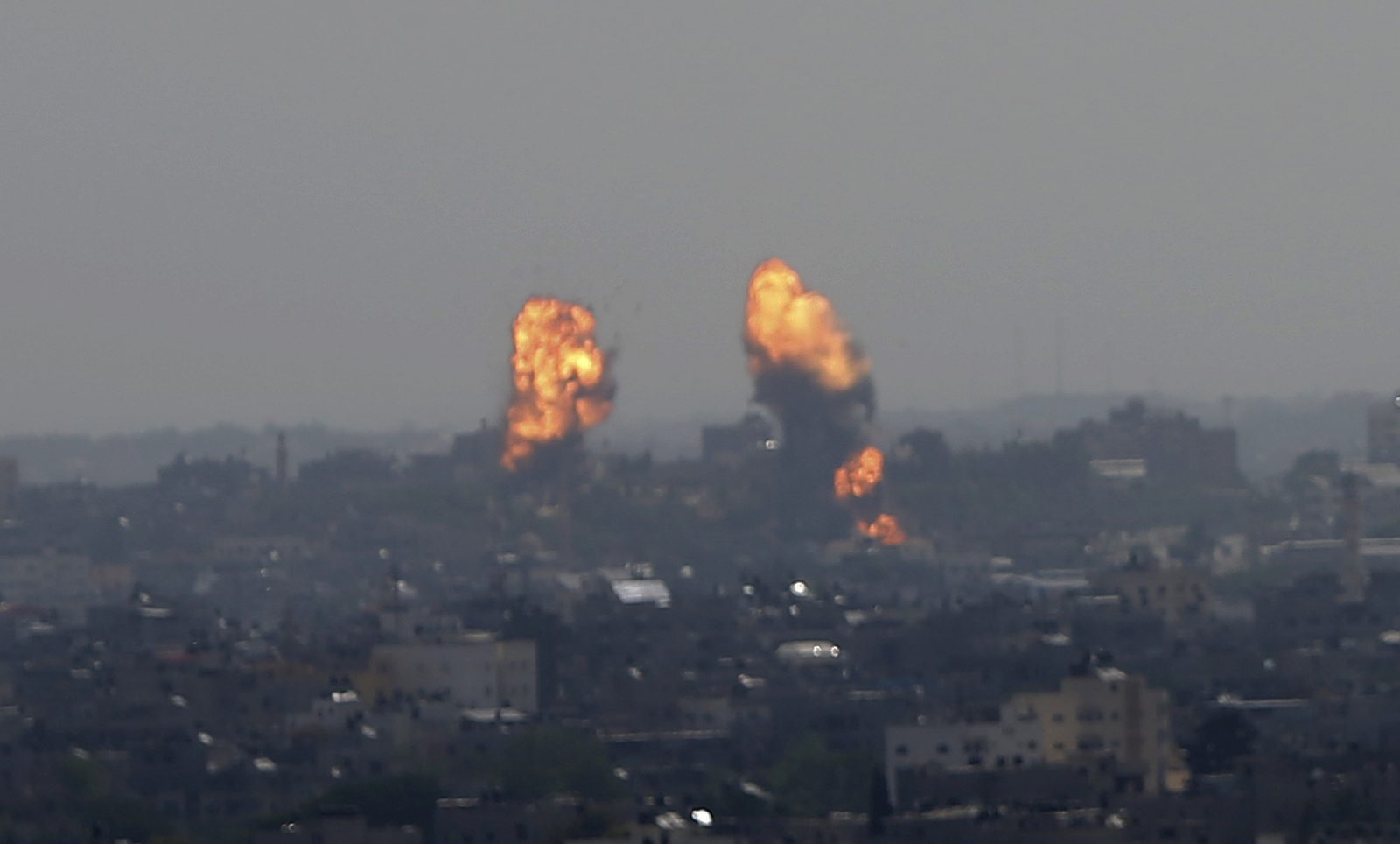 Explosionswolken steigen über Gaza-Stadt auf, als Israels Luftwaffe Ziele der Hamas bombardiert Foto: picture alliance / ASSOCIATED PRESS | Hatem Moussa