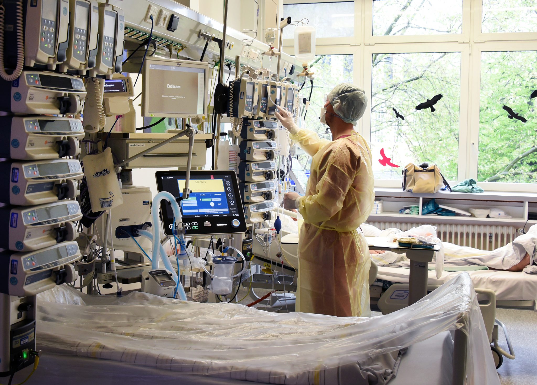 Pfleger auf einer Intensivstation in einem Krankenhaus in Halle