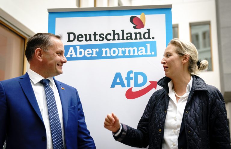AfD-Spitzenkandidaten Alice Weidel und Tino Chrupalla mit der Parole zur Bundestagswahl „Deutschland. Aber normal“