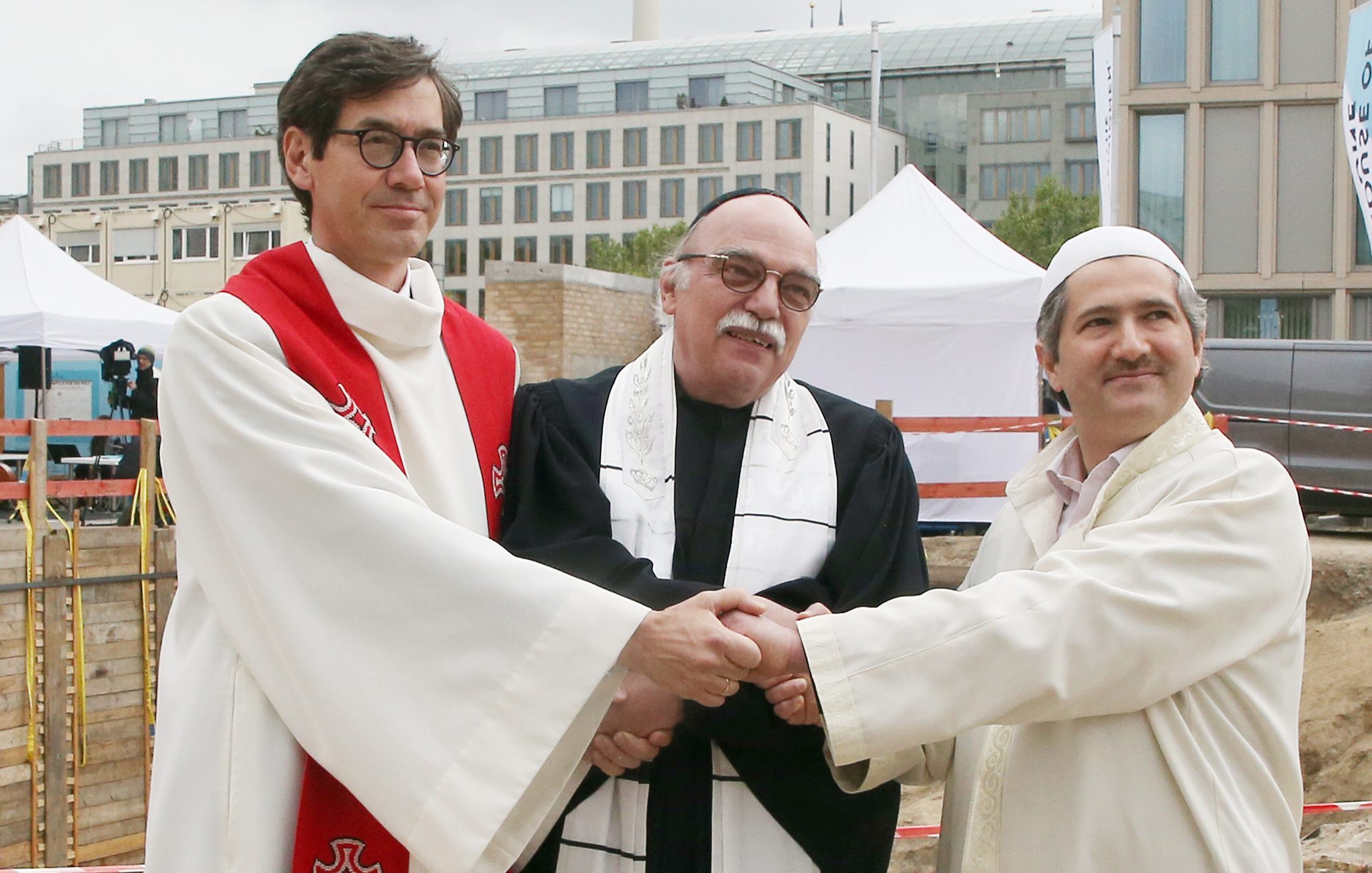 Pfarrer Gregor Hohberg (von links), Rabbiner Andreas Nachama und Imam Kadir Sanci bei der Grundsteinlegung des multireligiösen Projekts „House of One“