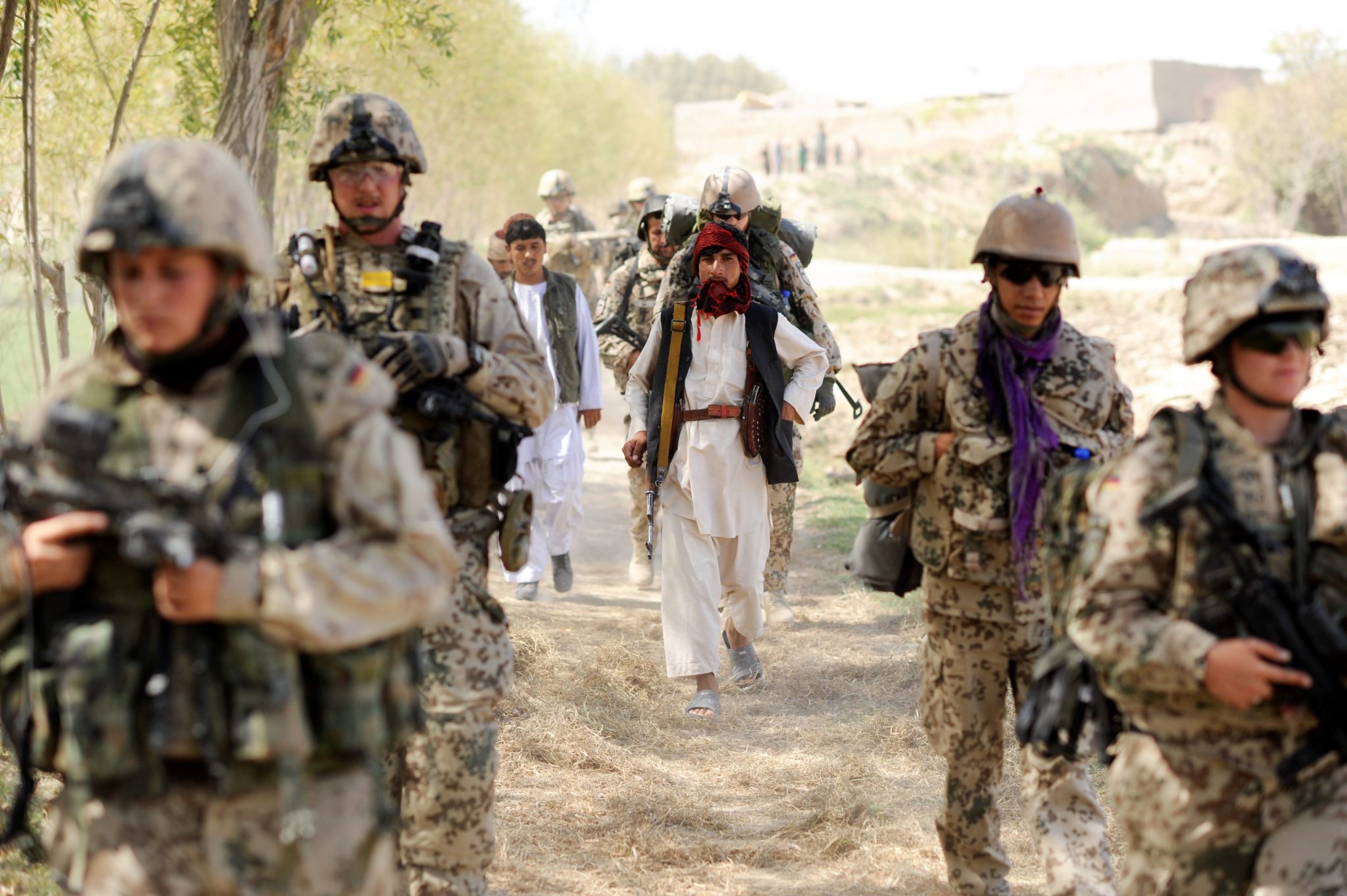Bundeswehrsoldaten gehen mit afghanischen Ortskräften auf Patrouille (Archivbild) Foto: picture alliance / dpa | Maurizio Gambarini