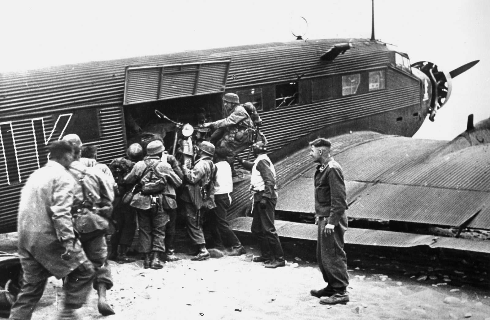 Deutsche Soldaten entladen nach der Landung auf Kreta Kriegsgerät aus einem Flugzeug