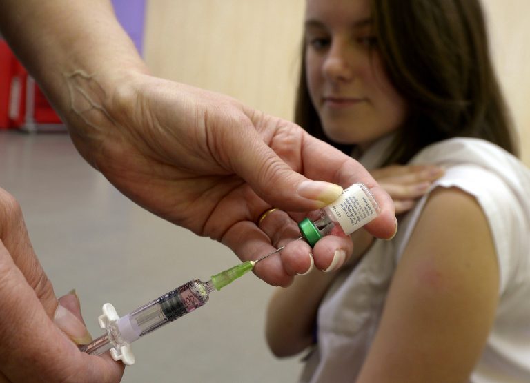 Jugendliche bekommt Impfung (Archivbild)