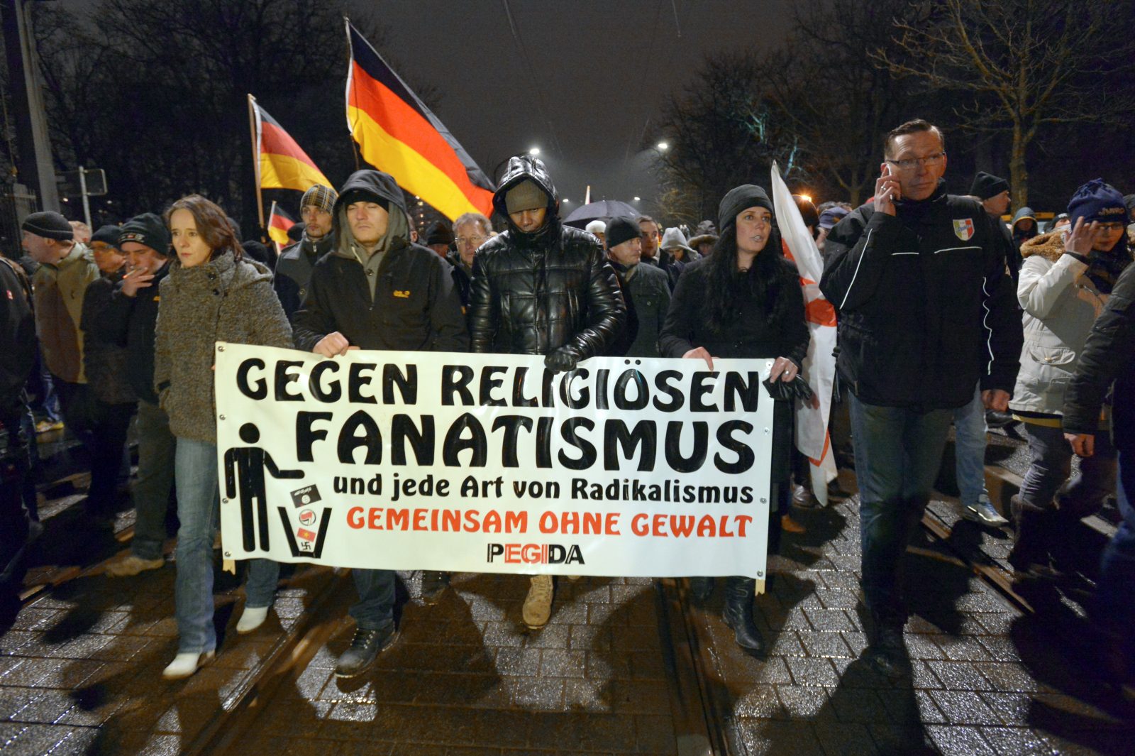 Pegida-Demonstranten in Dresden: Der Verfassungsschutz stuft die Bewegung als extremistische Bestrebung ein (Archivbild) Foto: picture alliance / dpa | Peter Endig