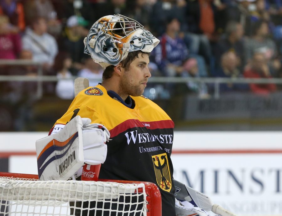 Thomas Greiss soll wegen seinen Aktivitäten in den sozialen Medien nicht mehr im Tor der deutschen Eishockey Nationalmannschaft stehen (Archivbild) Foto: picture alliance / Pressefoto Baumann | Dennis Dürr