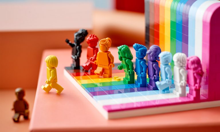 „LGBTQIA+ Community“ als Lego-Figuren