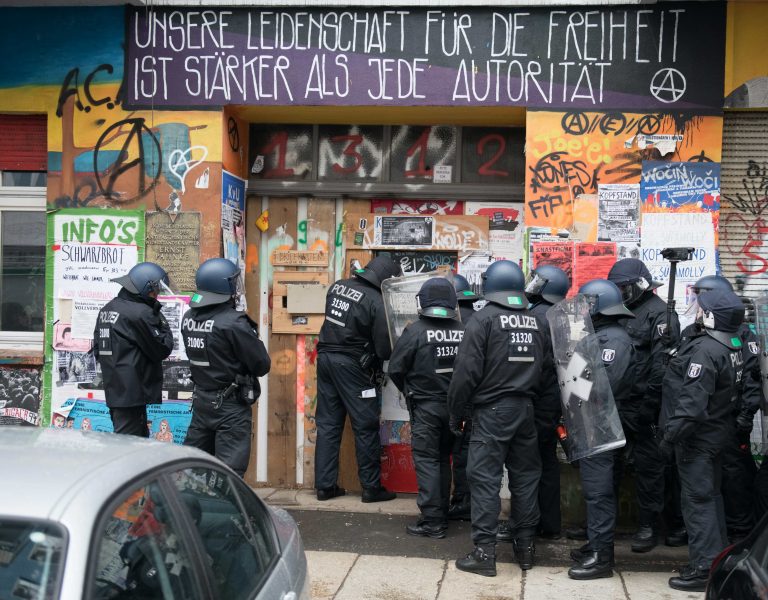 Polizisten vor der Rigaer Straße 94 (Archivbild)