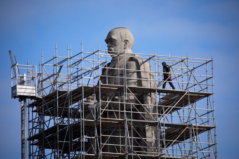 Derzeit wird das Bismarckdenkmal in Hamburg gereinigt und saniert Foto: picture alliance/dpa | Christian Charisius