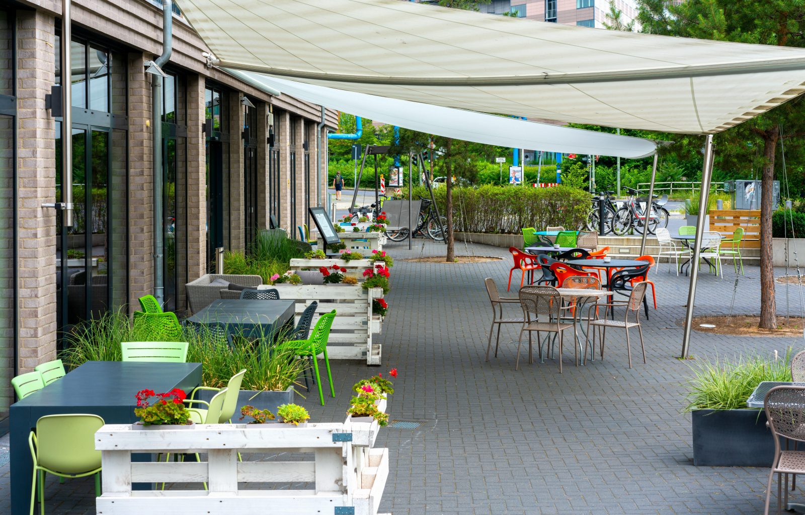 Leeres Café: Die Münchner Studie bezweifelt den Sinn solcher Lockdown-Maßnahmen Foto: picture alliance | Karl-Heinz Sprembe