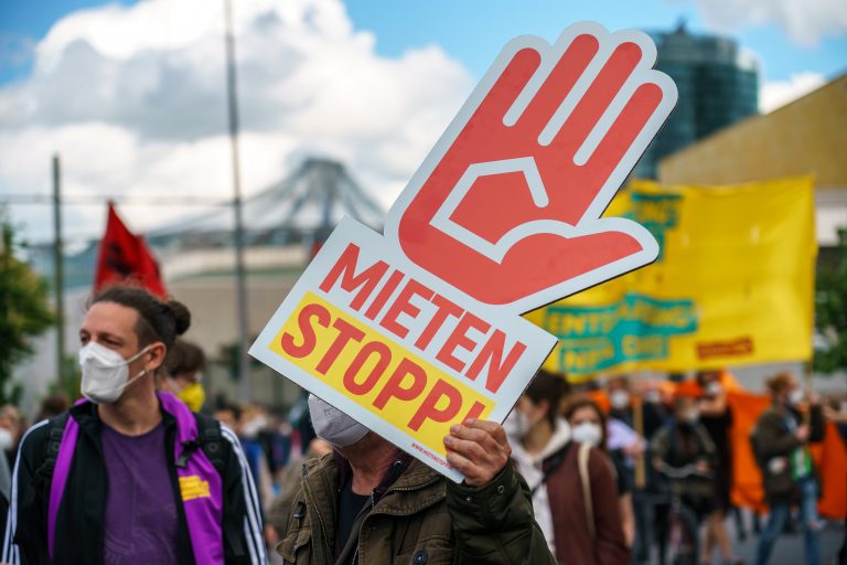 Nach Mietendeckel-Aus: Demonstranten in Berlin fordern Stopp von Mieterhöhungen