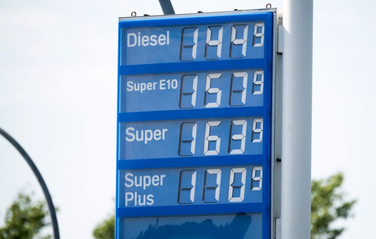 Anzeigetafel an einer Tankstelle an der A7 zeigt Anfang Juni 2021 Benzinpreis an