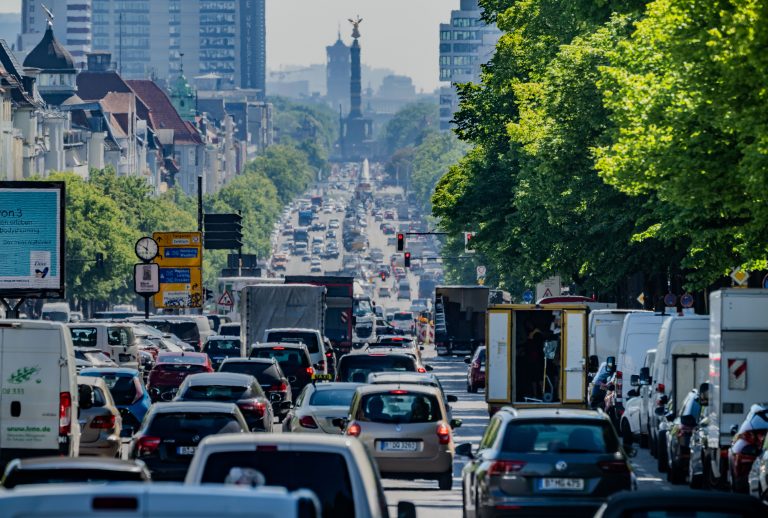 Volle Straßen in Berlin: Der rot-rot-grüne Senat will Autos mit Verbrennungsmotoren aus der Stadt verbannen Foto: picture alliance/dpa | Michael Kappeler