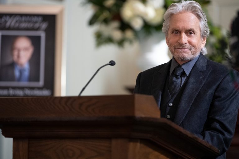 Michael Douglas spielt eine Hauptrolle in der Serie "The Kominsky Method" Foto: picture alliance / Everett Collection | ©Netflix/Courtesy Everett Collection