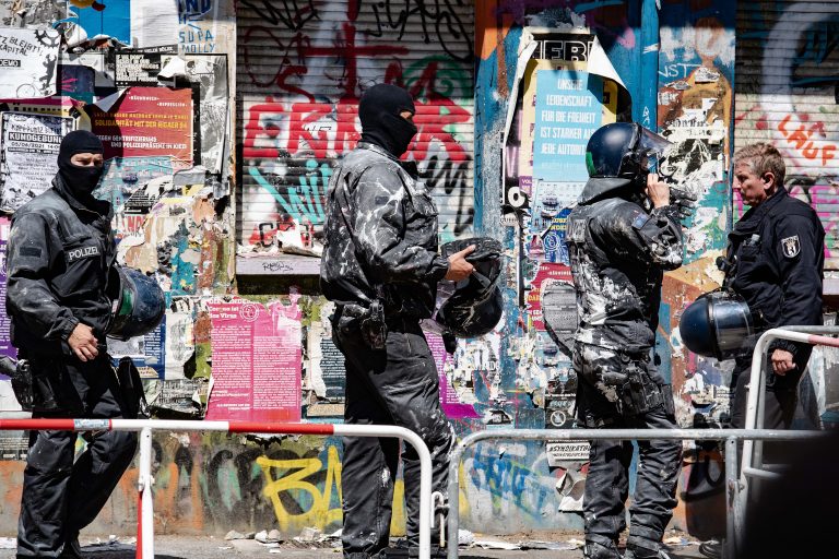 Mit Farbe beworfene Polizeibeamte nach dem Einsatz in der Rigaer Straße 94