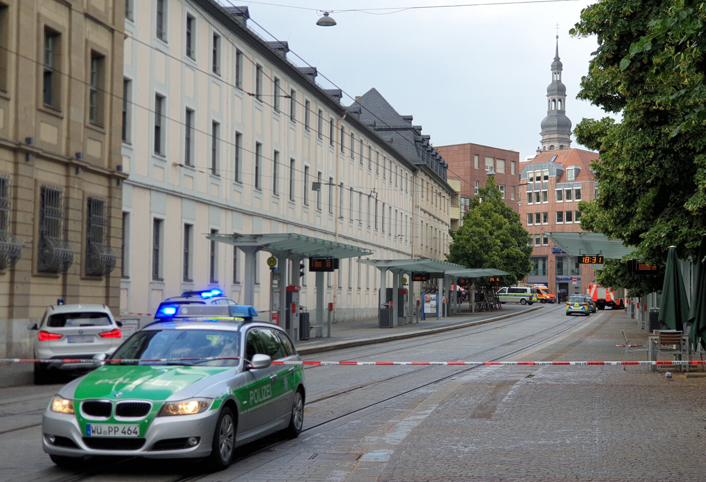 Die Polizei riegelt die Würzburger Innenstadt nach der Messerattacke ab Foto: picture alliance/dpa | Carolin Gißibl