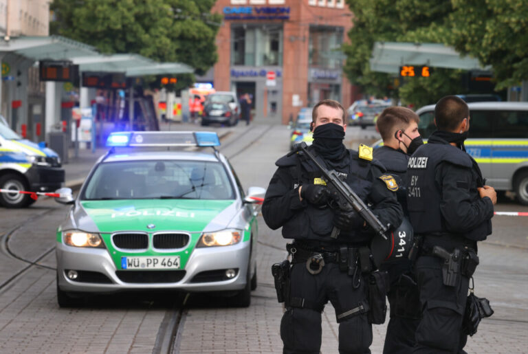 Die Polizei riegelt die Würzburger Innenstadt nach der Messerattacke ab Foto: picture alliance/dpa | Karl-Josef Hildenbrand