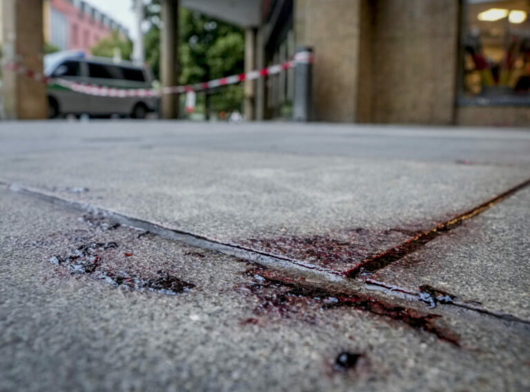 Blut auf der Straße erinnert an die Messerattacke in Würzburg Foto: picture alliance / ASSOCIATED PRESS | Michael Probst