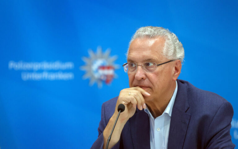 Bayerns Innenminister Joachim Herrmann (CSU) spricht von Hinweisen auf ein islamistisches Motiv bei der Messerattacke in Würzburg Foto: picture alliance/dpa | Karl-Josef Hildenbrand