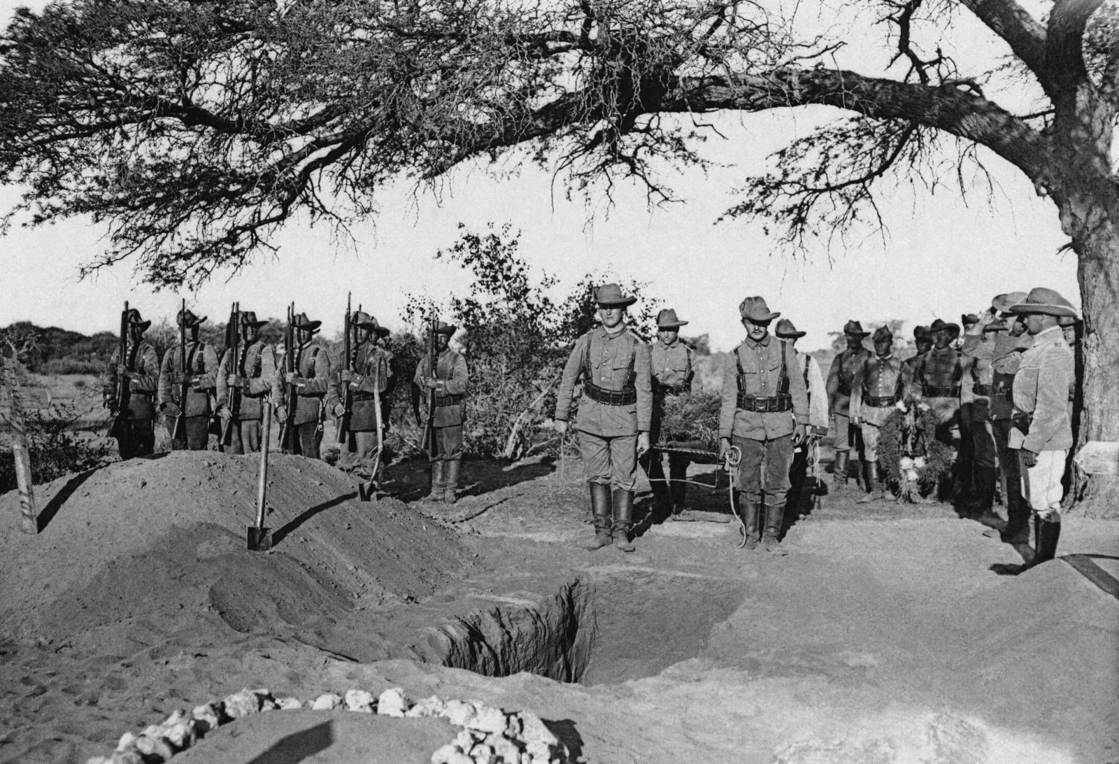 Deutsche Truppen beerdigen Gefallene während des Aufstands in der damaligen Kolonie Deutsch-Südwestafrika Foto: picture alliance / akg-images | akg-images