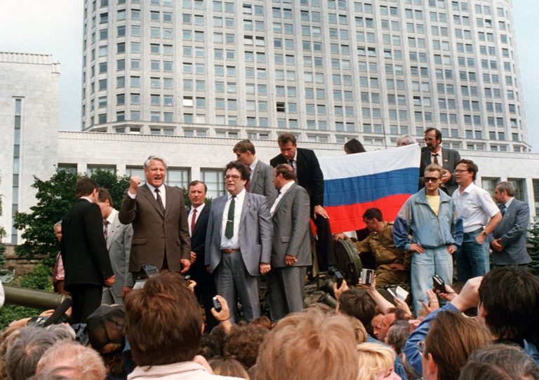 Boris Jelzin (brauner Anzug, links) hält während des Putsches 1991 eine Rede von einem Panzer aus Foto: picture-alliance / dpa | AFP