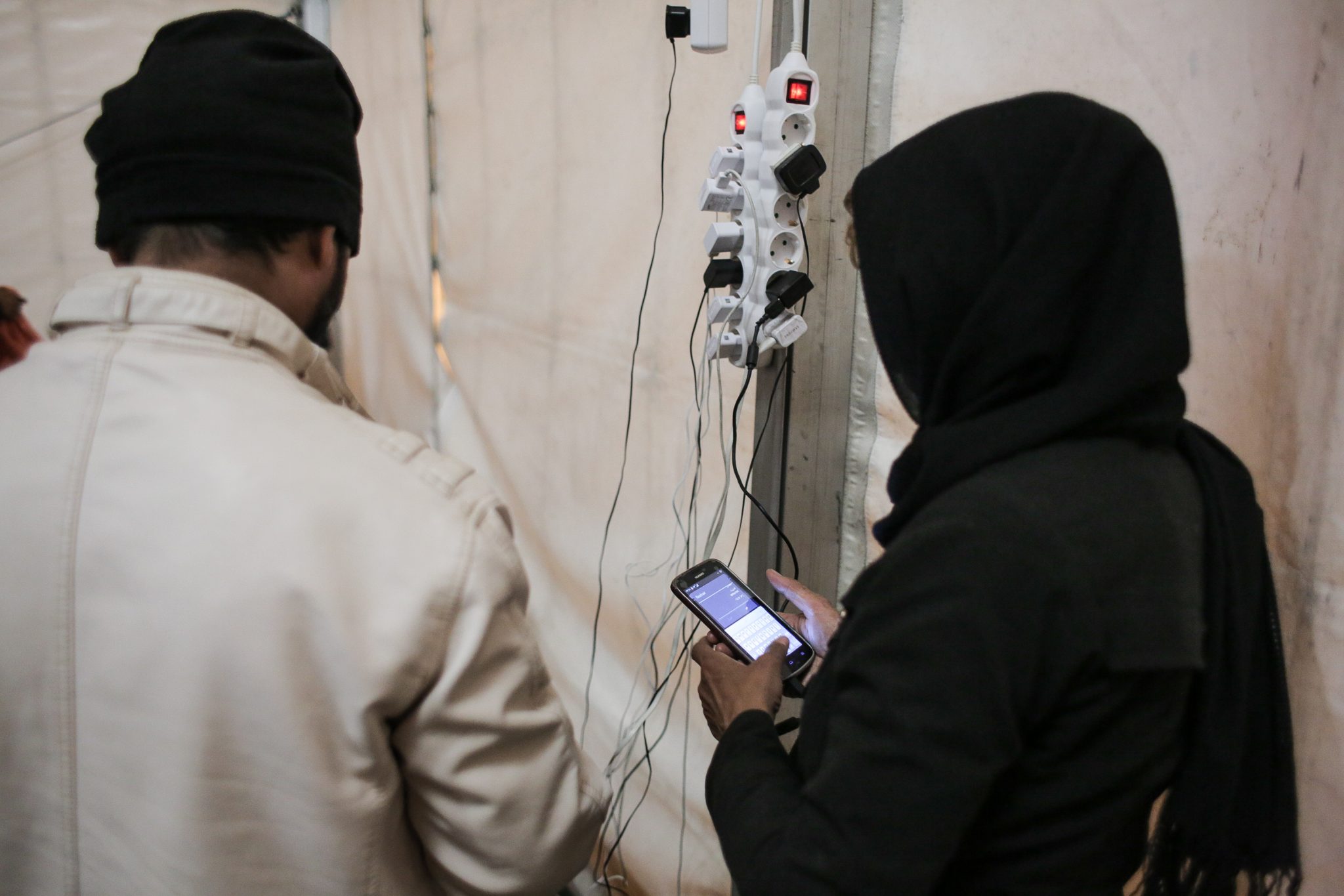 Asylsuchende laden ihre Handys auf