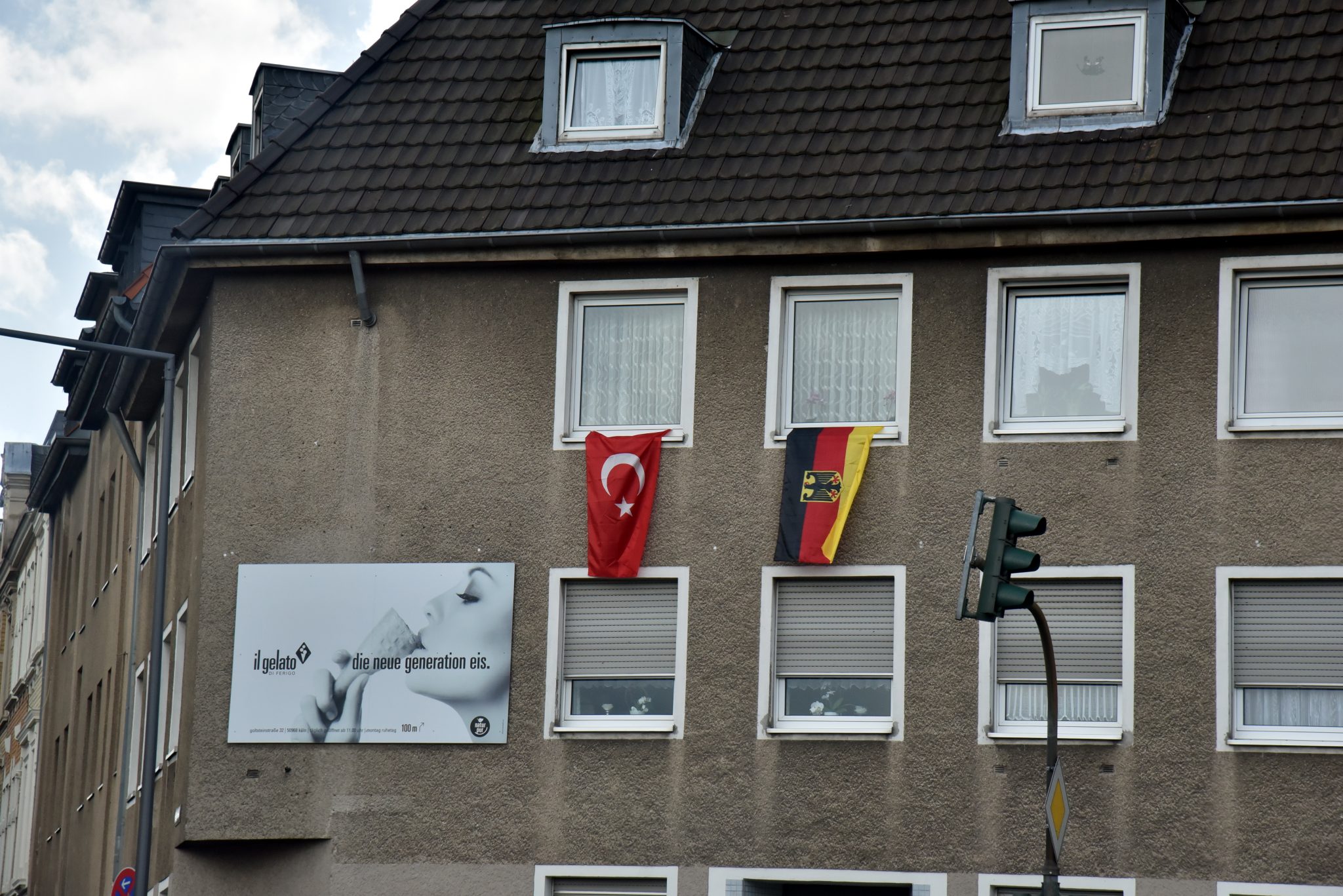 Deutsche und türkische Flagge an einem Wohnhaus in Köln