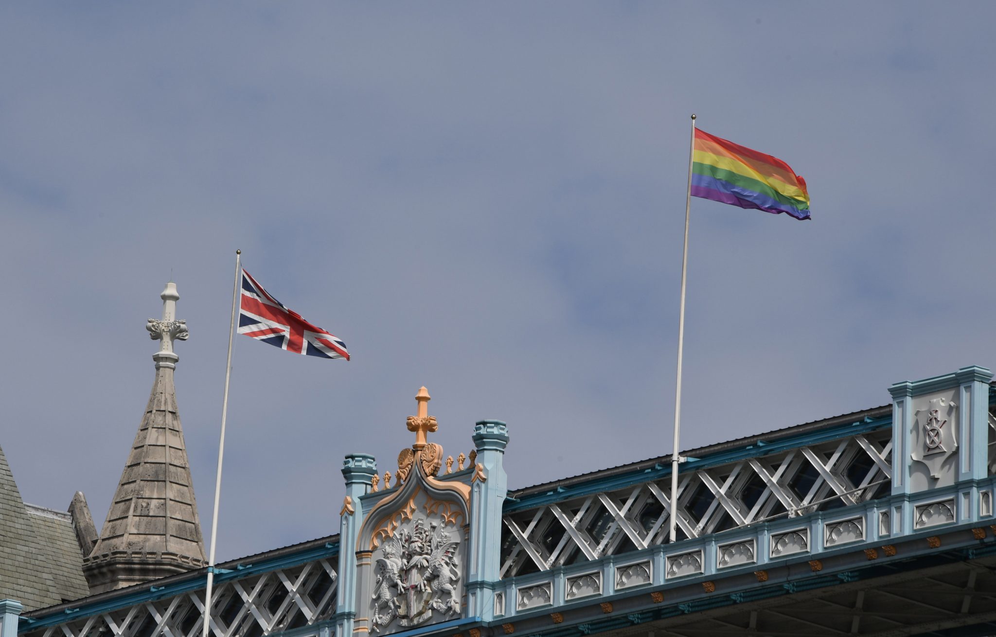 Regenbogenflagge auf der Tower Bridge in London: In England streiten Transgender-Vorkämpfer mit einer Feministin (Symbolbild) Foto: picture alliance / Newscom | Image of Sport