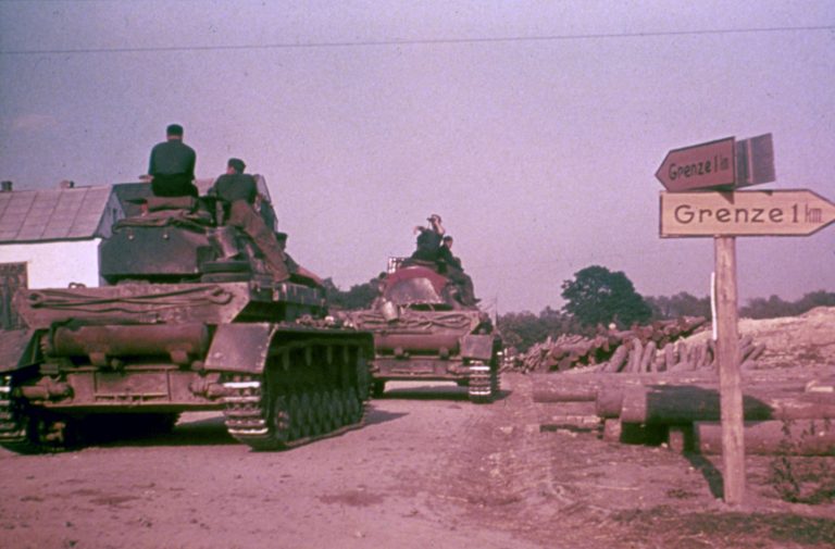 Vorbereitung für das "Unternehmen Barbarossa": Deutsche Panzer rücken im Juni 1941 auf die sowjetische Grenze vor Foto: picture-alliance / akg-images | akg-images