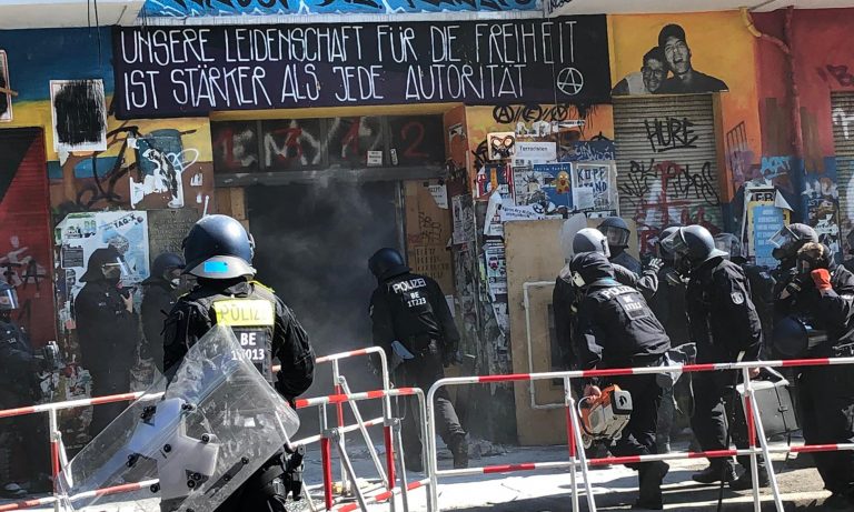 Polizei öffnet gewaltsam Tür zur Rigaer 94