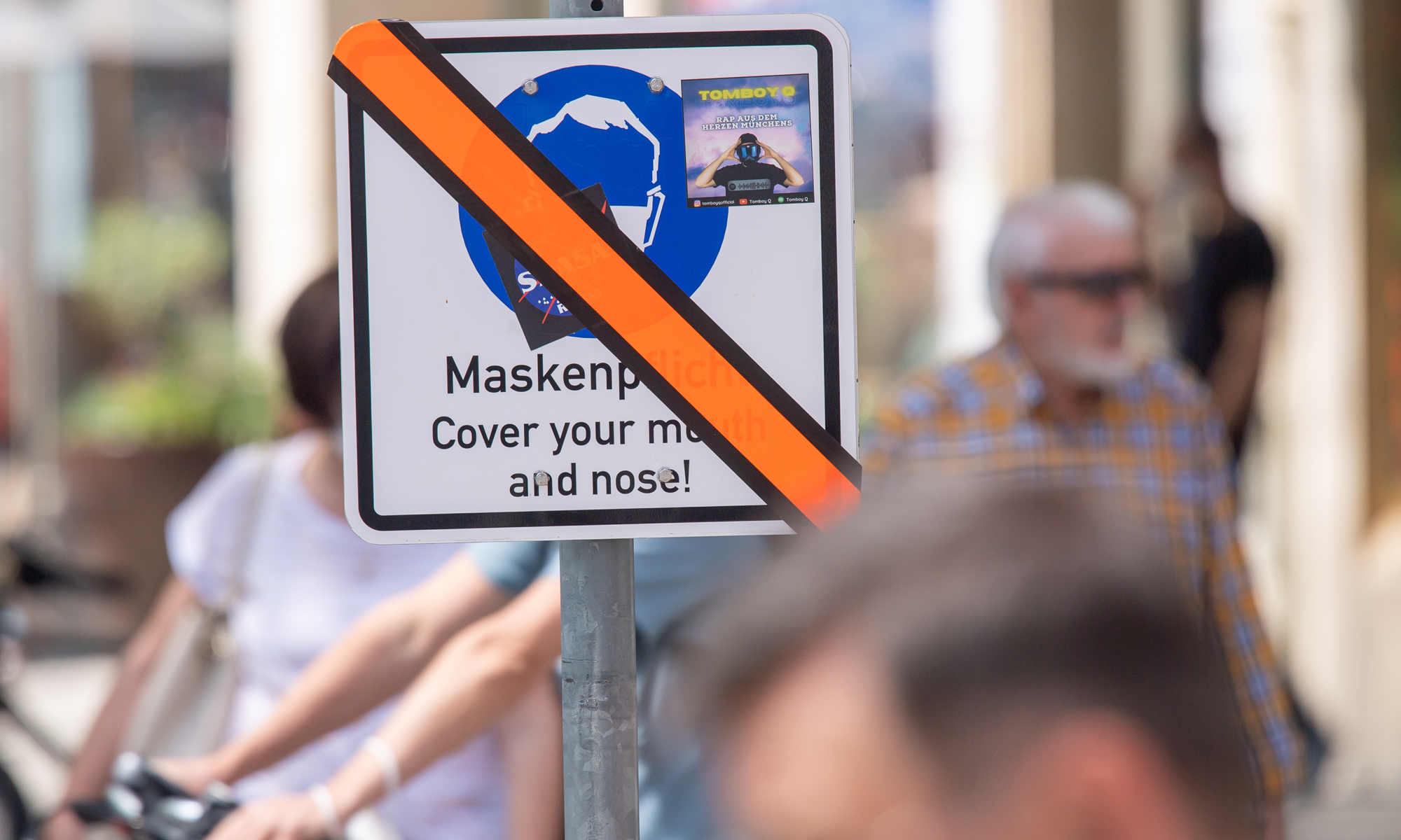 Durchgestrichenes Maskenpflicht-Schild in München