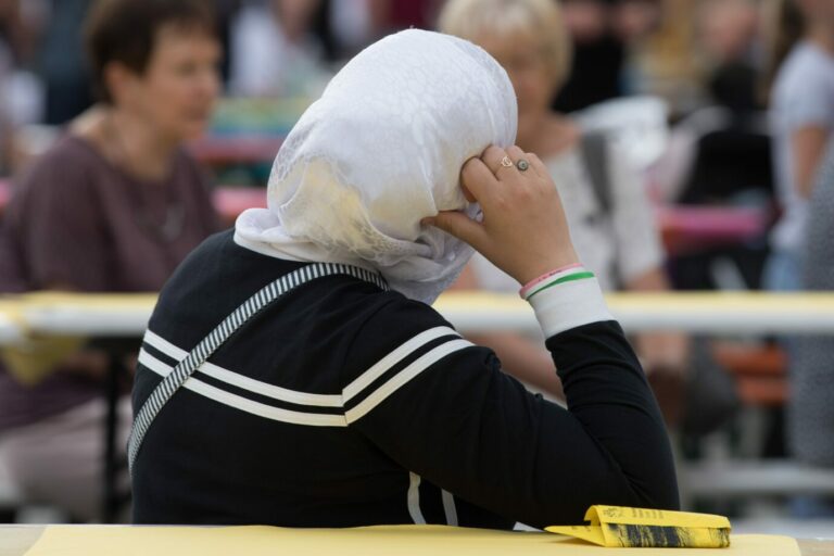 Laut Urteil des Europäischen Gerichtshofes dürfen Arbeitgeber das Tragen von Kopftüchern verbieten (Symbolbild) Foto: picture alliance/dpa | Sebastian Kahnert