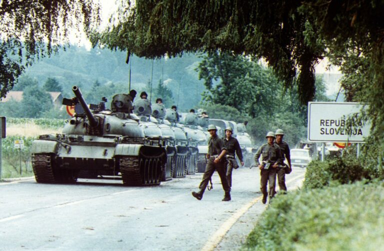 Soldaten der jugoslawischen Armee an der kroatisch-slowenischen Grenze (1991): Zwischen August und Dezember 1991 wurden aus den serbisch kontrollierten Gebieten Kroatiens schätzungsweise 80.000 Kroaten und Muslime vertrieben