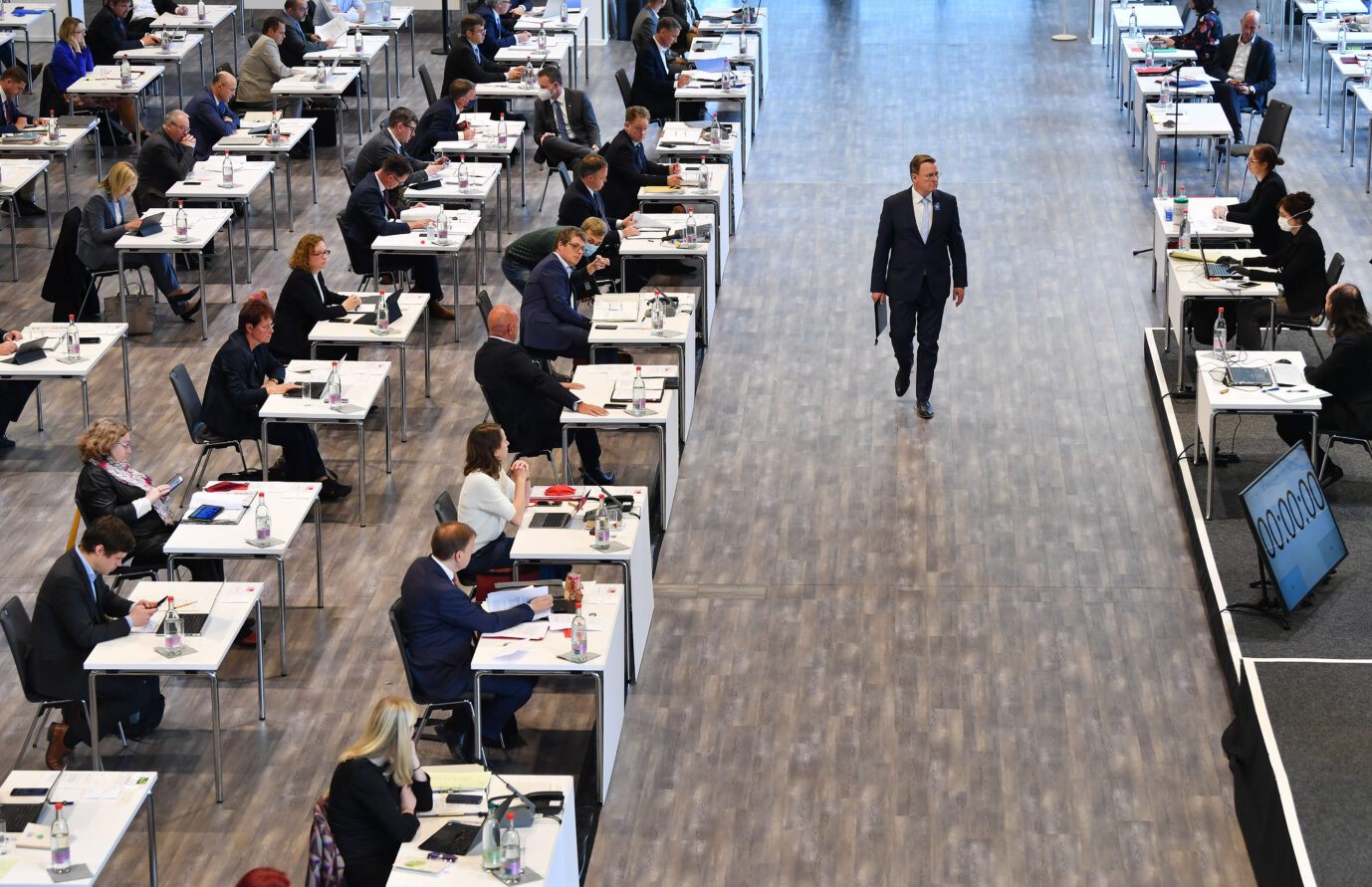 Thüringens Ministerpräsident Bodo Ramelow (Linkspartei) während einer Landtagssitzung in einem externen Saal