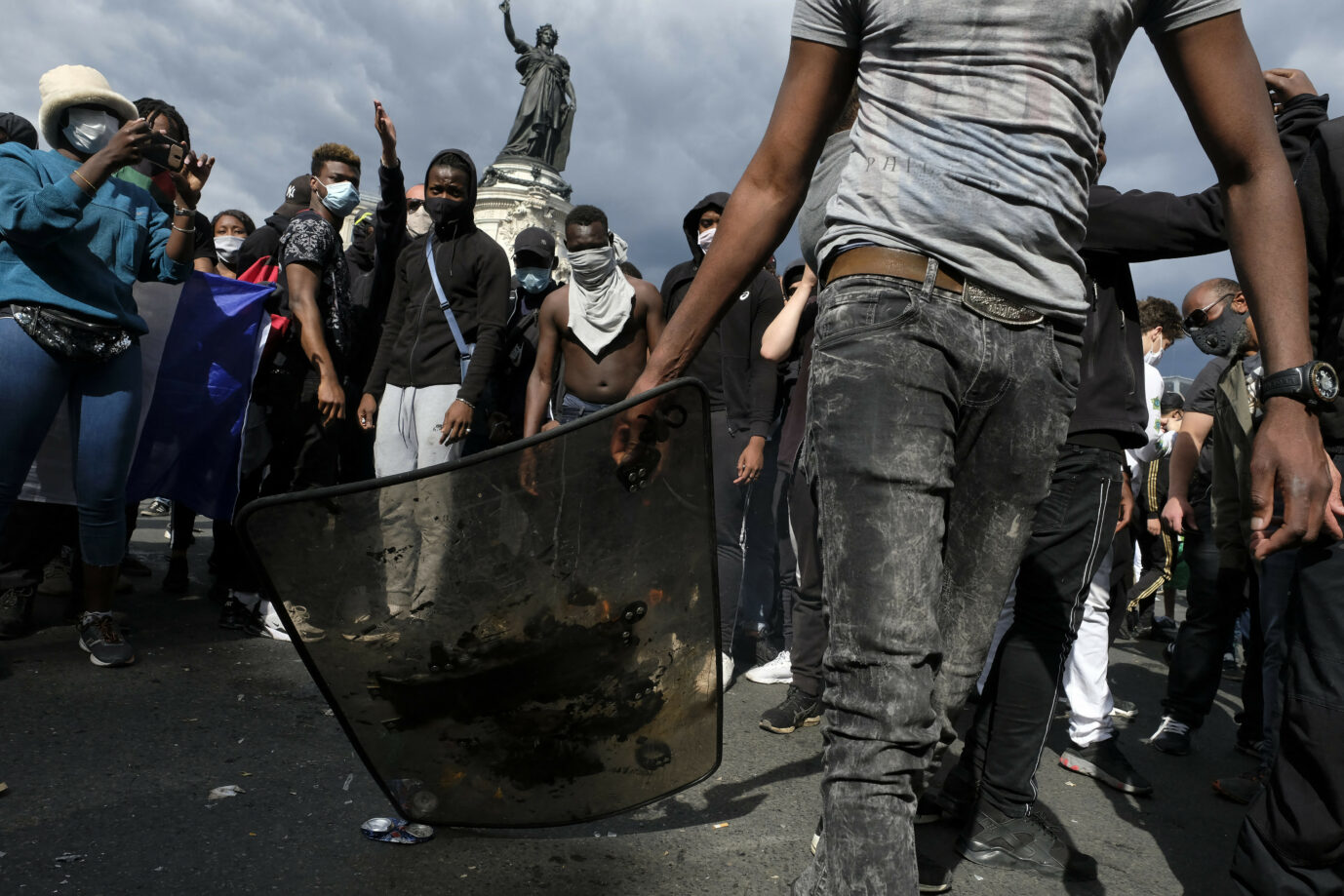 Afrikanische Demonstranten in Paris: Vertreter des Postkolonialismus fordern die Zerstörung des "weißen" Frankreichs Foto: picture alliance / abaca | Yaghobzadeh Alfred/ABACA