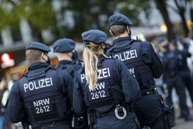 In der Polizei ist ein Streit über rechte politische Einstellungen entbrannt (Symbolbild) Foto: picture alliance / Geisler-Fotopress | Christoph Hardt/Geisler-Fotopres